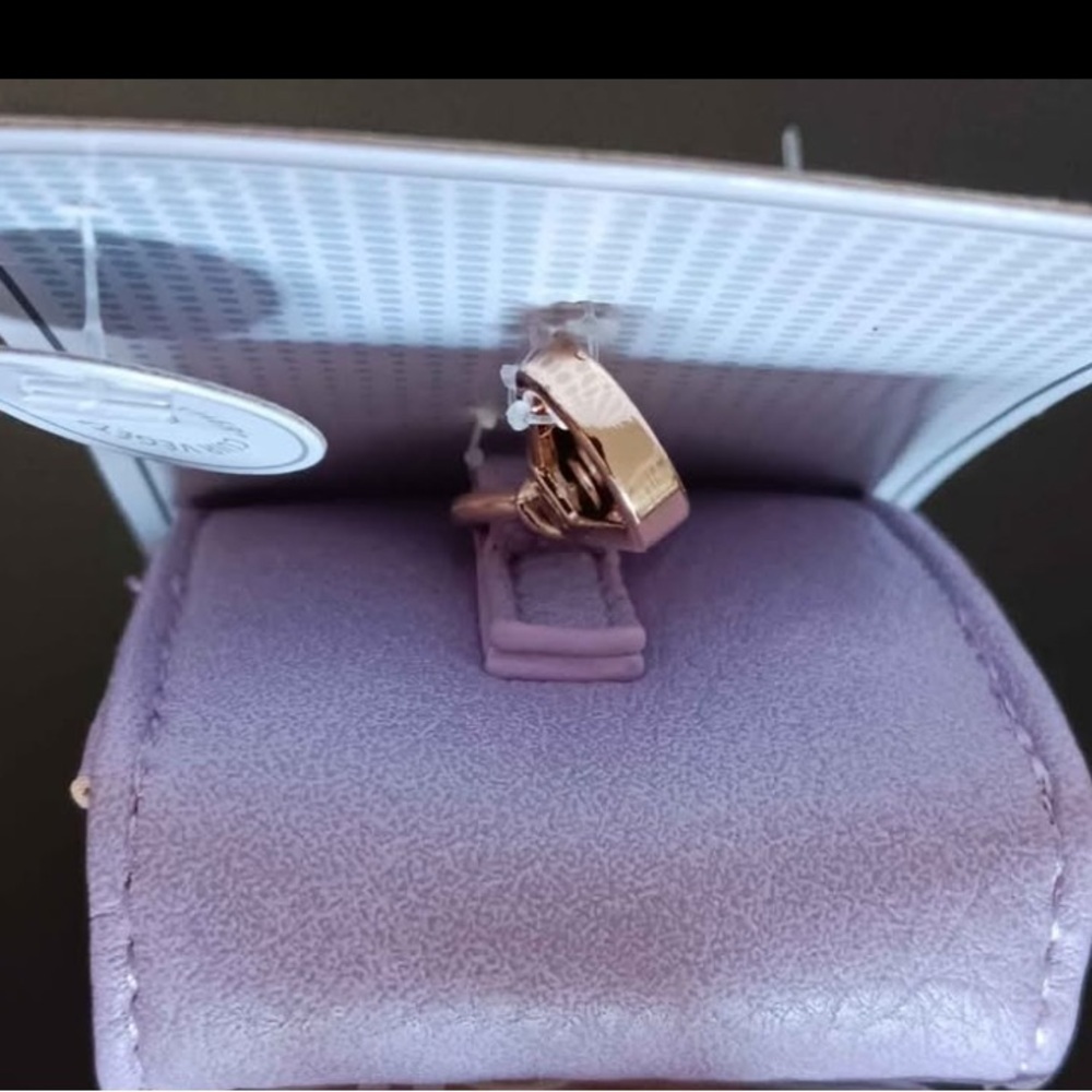 ❤️ BNWT Purple Ear Bud Case Vegan Leather Gold Tone Hardware Swivel Gift - Picture 3 of 4